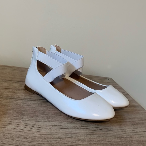 SOLD!! Dream Pairs white ankle strap flats - Picture 7 of 8